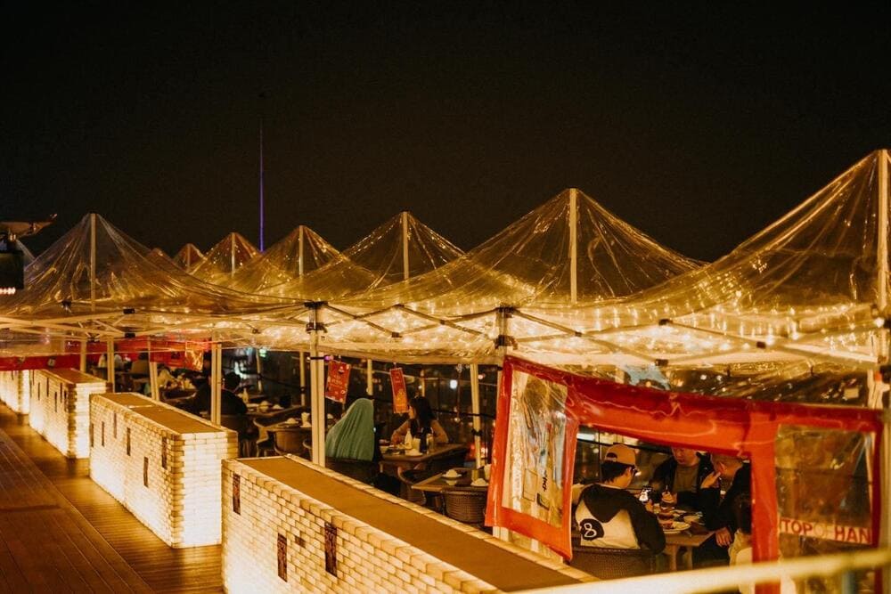 Không gian ngoài trời đậm chất Pocha của Top of Hanoi (Nguồn: Top of Hanoi - Lotte Hotel Hanoi)